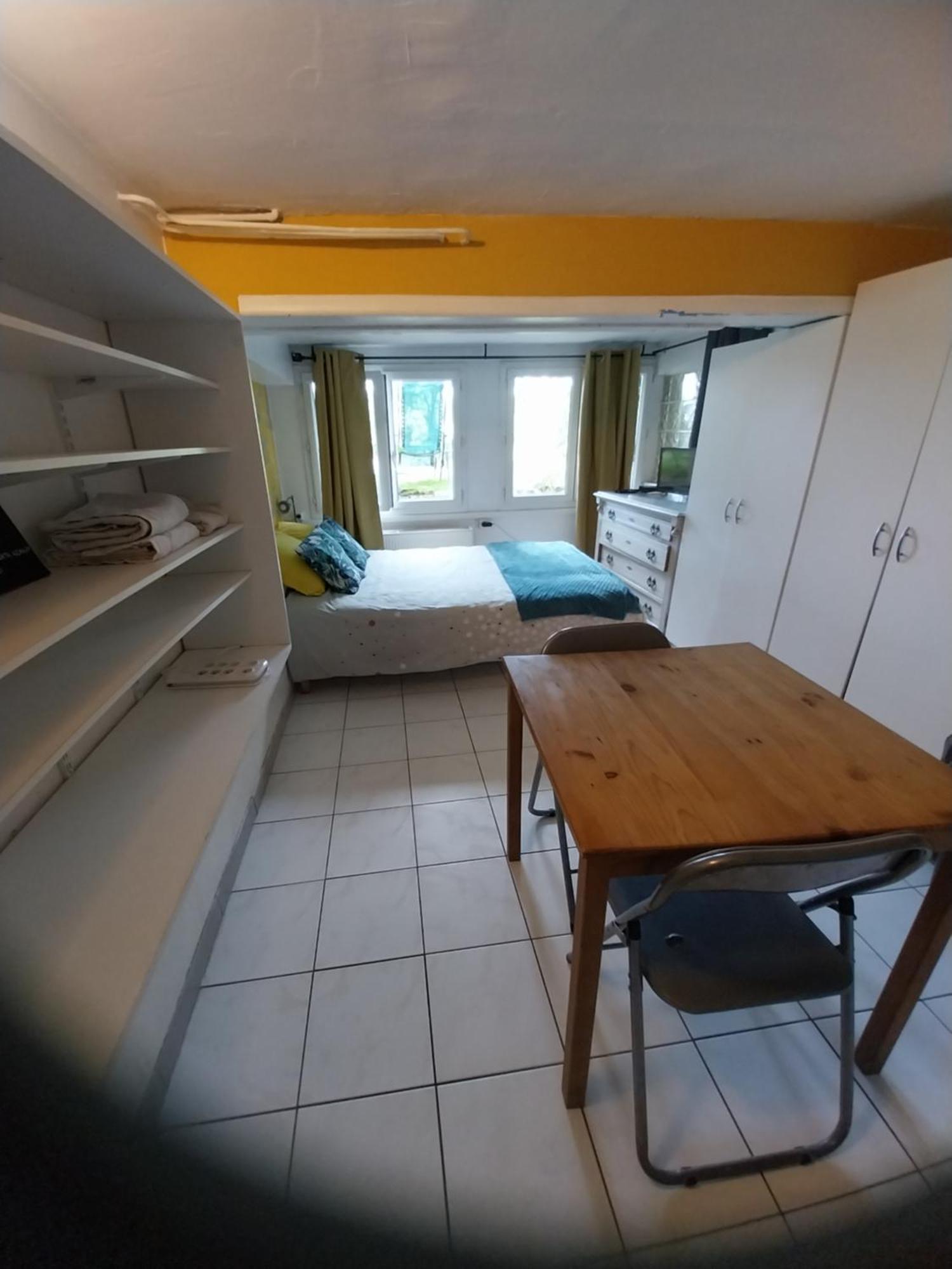Les Seringats Poissy Bagian luar foto
