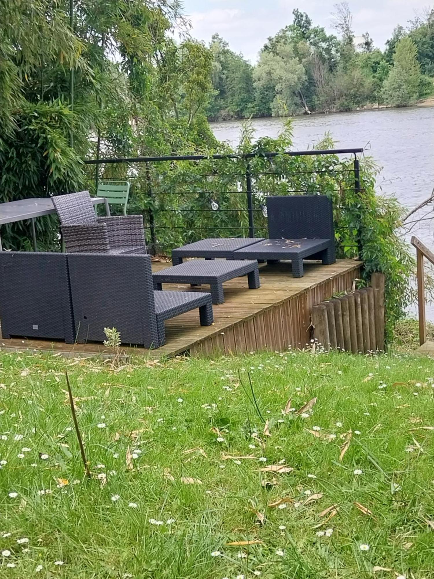 Les Seringats Poissy Bagian luar foto