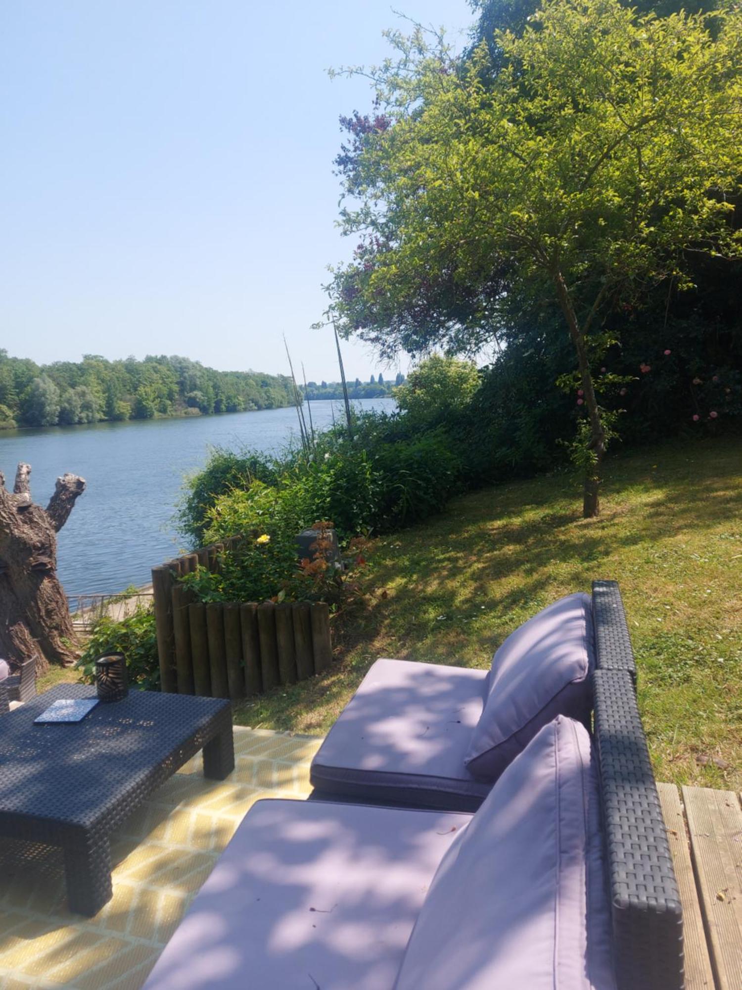 Les Seringats Poissy Bagian luar foto
