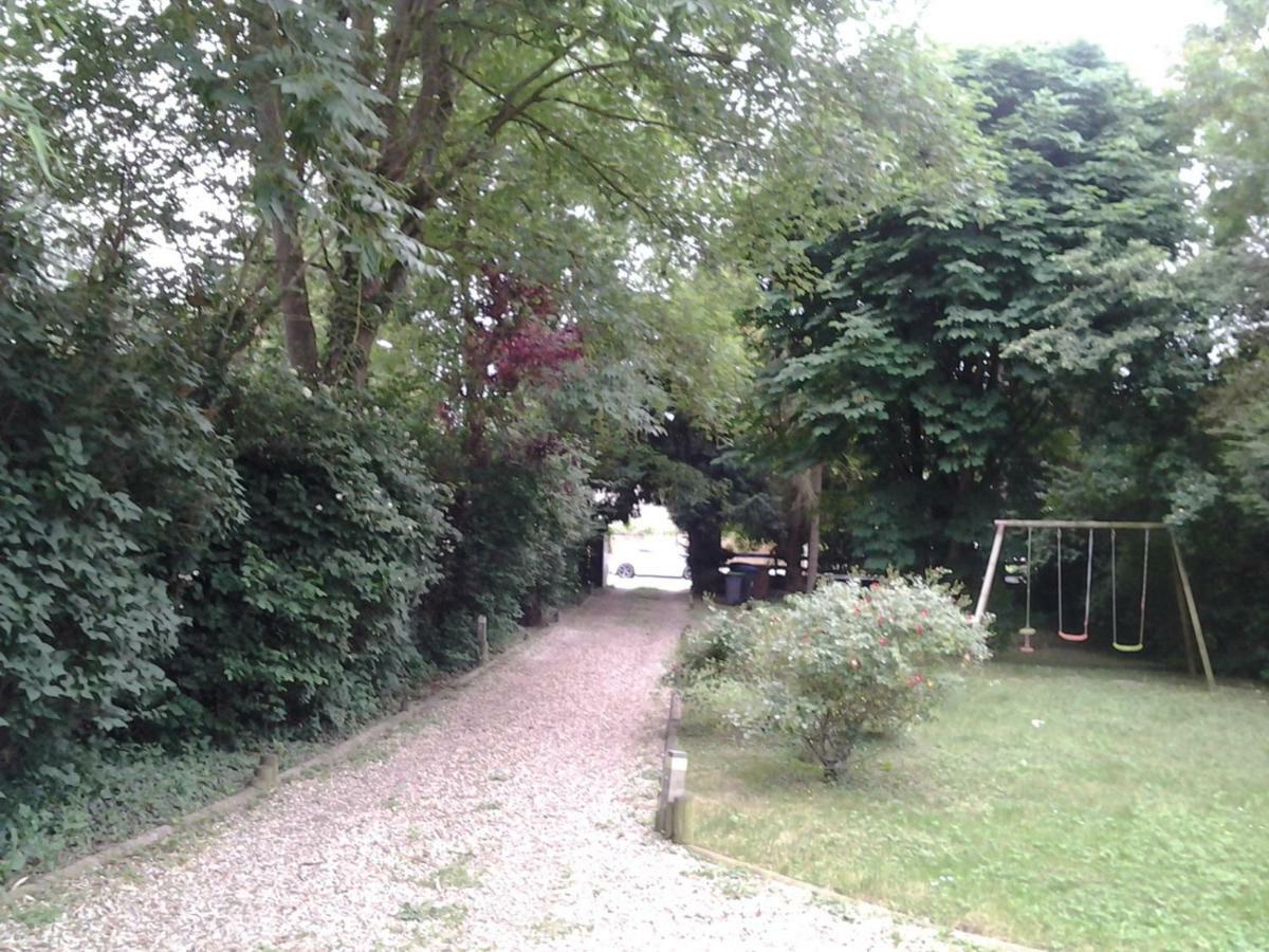 Les Seringats Poissy Bagian luar foto